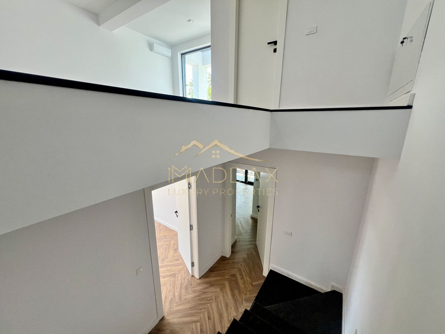 Vilă **6 camere  **451mp // Zona Iancu Nicolae - Poză 66