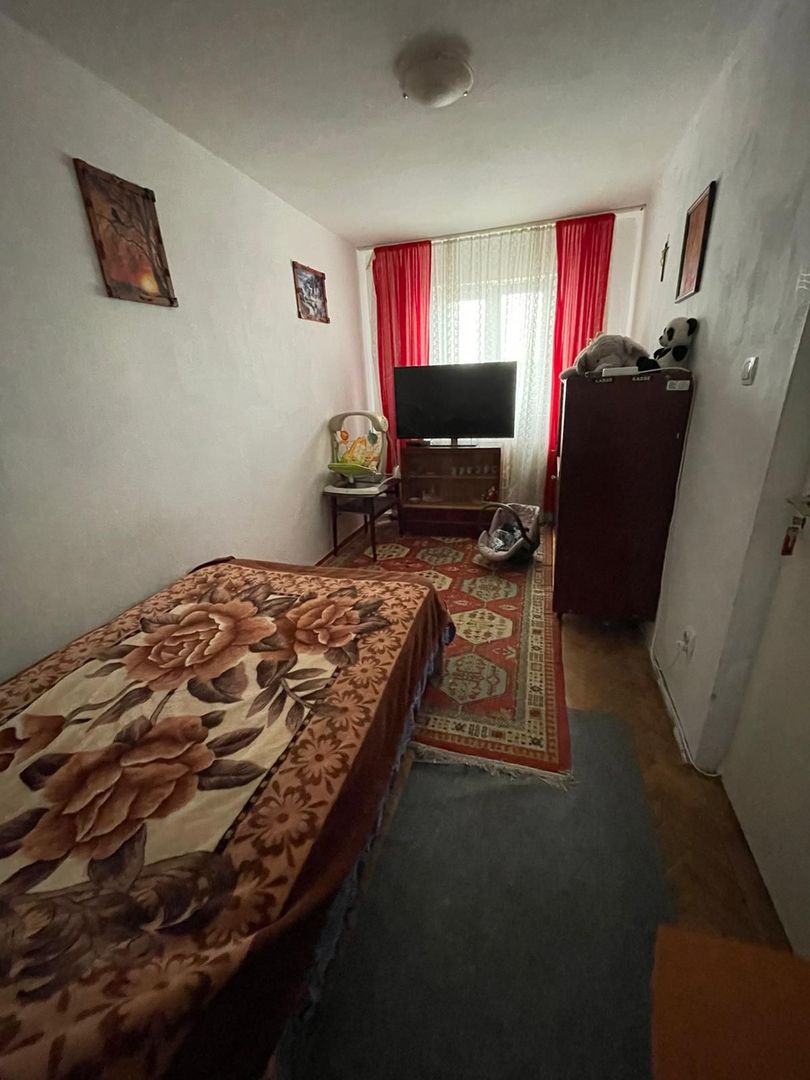 Apartament cu 4 camere de vanzare, Zona Cetate - Poză 2