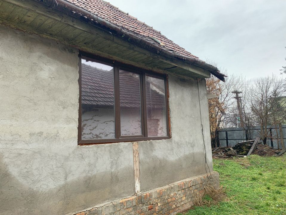  Casa cu teren generos de 1084 mp in centrul comunei Pischia, strada principala - Poză 3