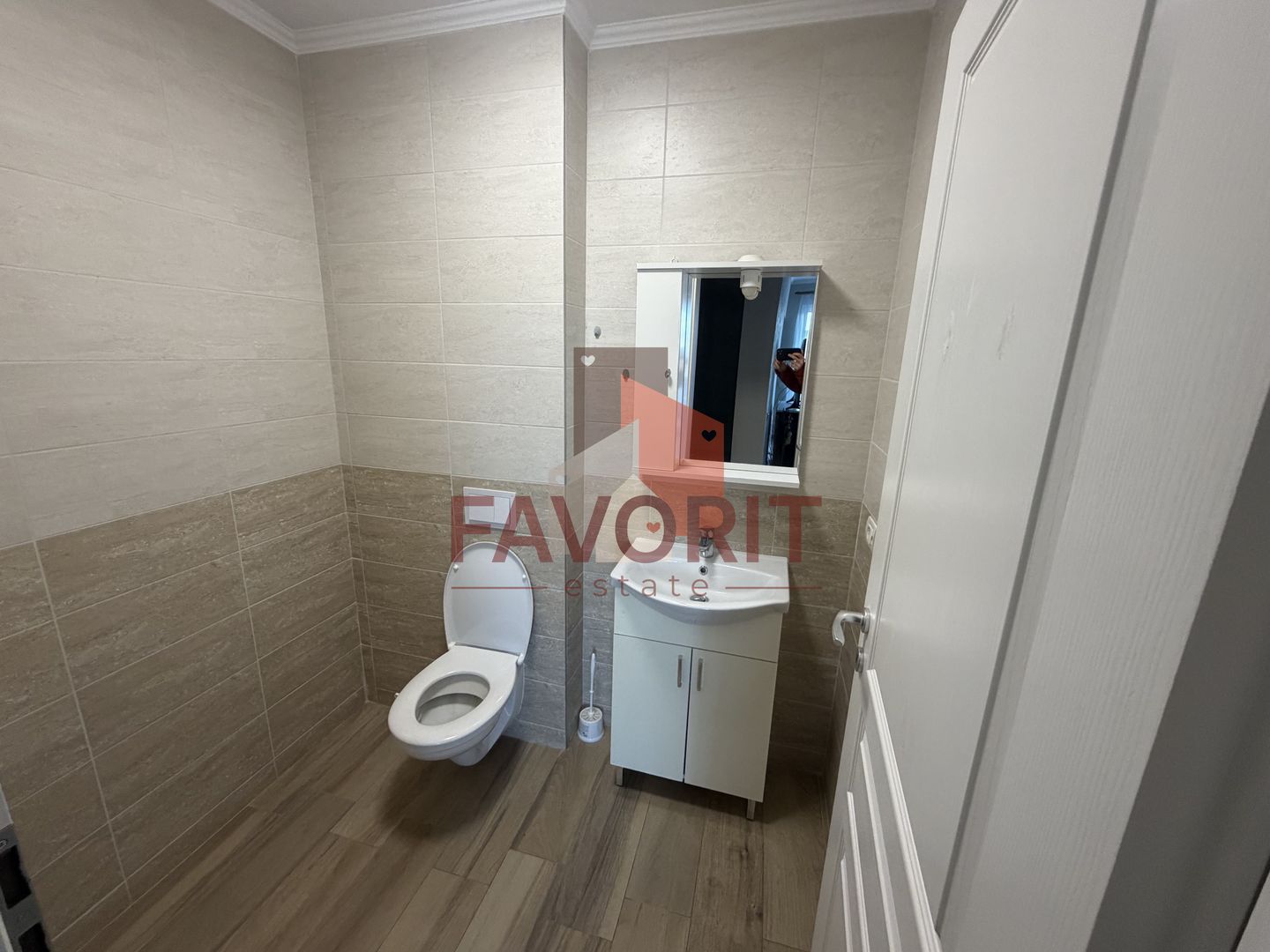 Bucatarie inchisa. Curte proprie. Cu 2 bai - Poză 14