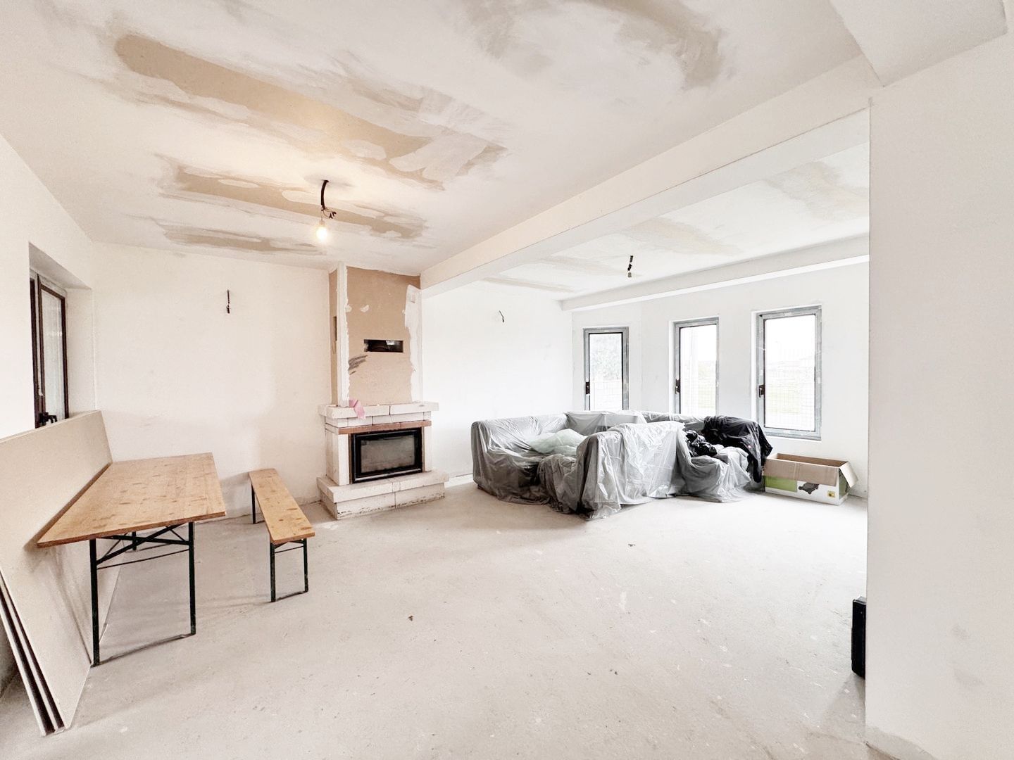 Vilă unică, gata să devină locuința ta de vis, în Livada. - Poză 1