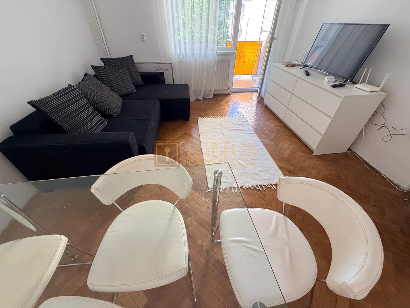 2 camere| vis a vis de Liceul Loga| zona superba, linistita| centrala proprie| - Poză 1