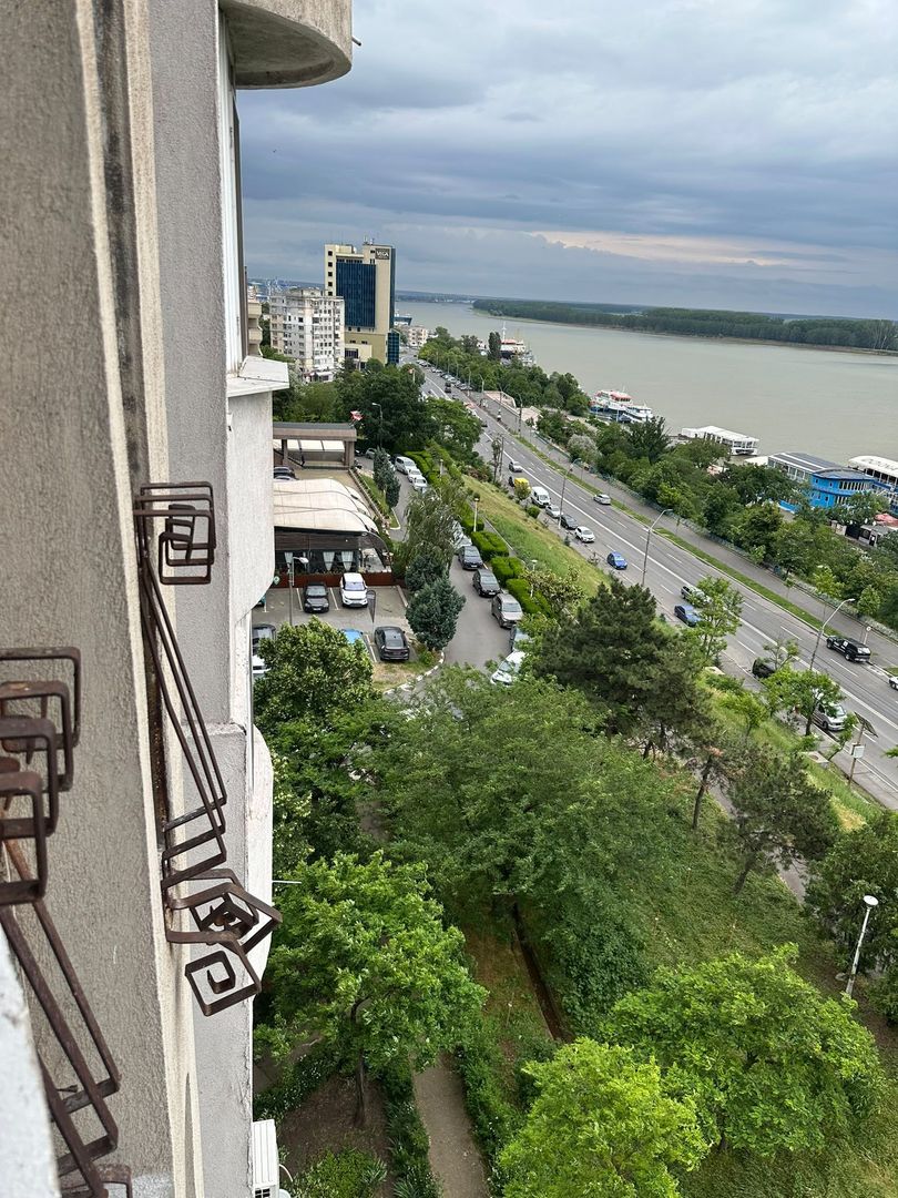 De vanzare apartament cu 3 camere, zona Faleza, etaj 7/8, 149.000 euro - Poză 1