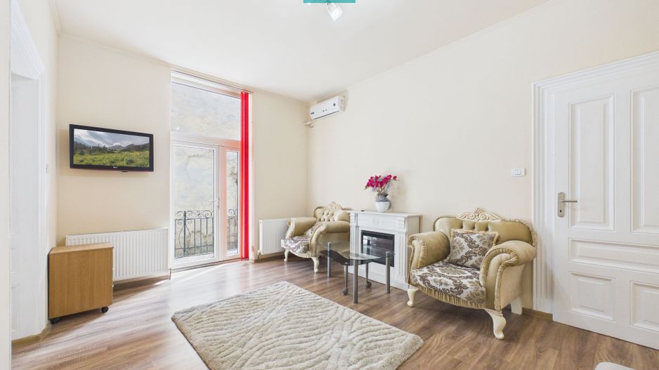 Apartament ultracentral, renovat, cu garaj - Poză 1