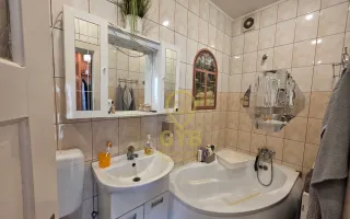 Casă cu garaj și panouri fotovoltaice în centrul orașului Salonta - Poză 17