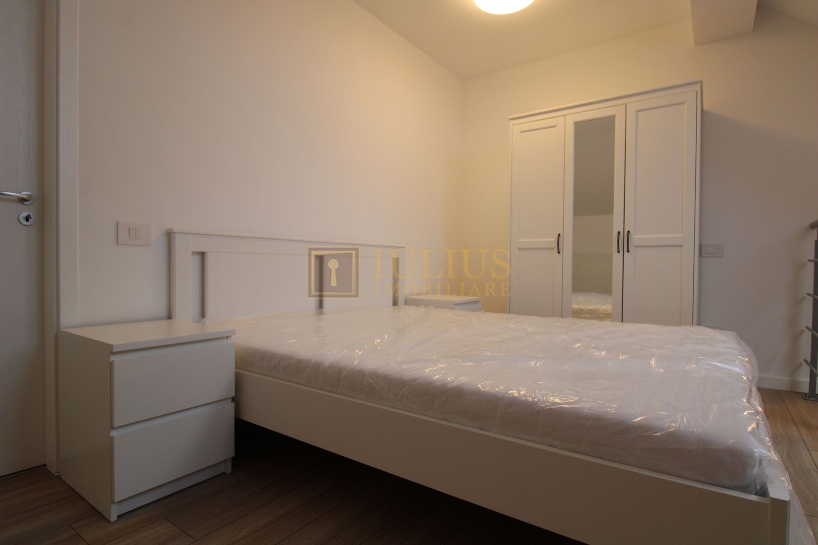 LOFT amenajat modern, 2 bai. Zona de sud. - Poză 12