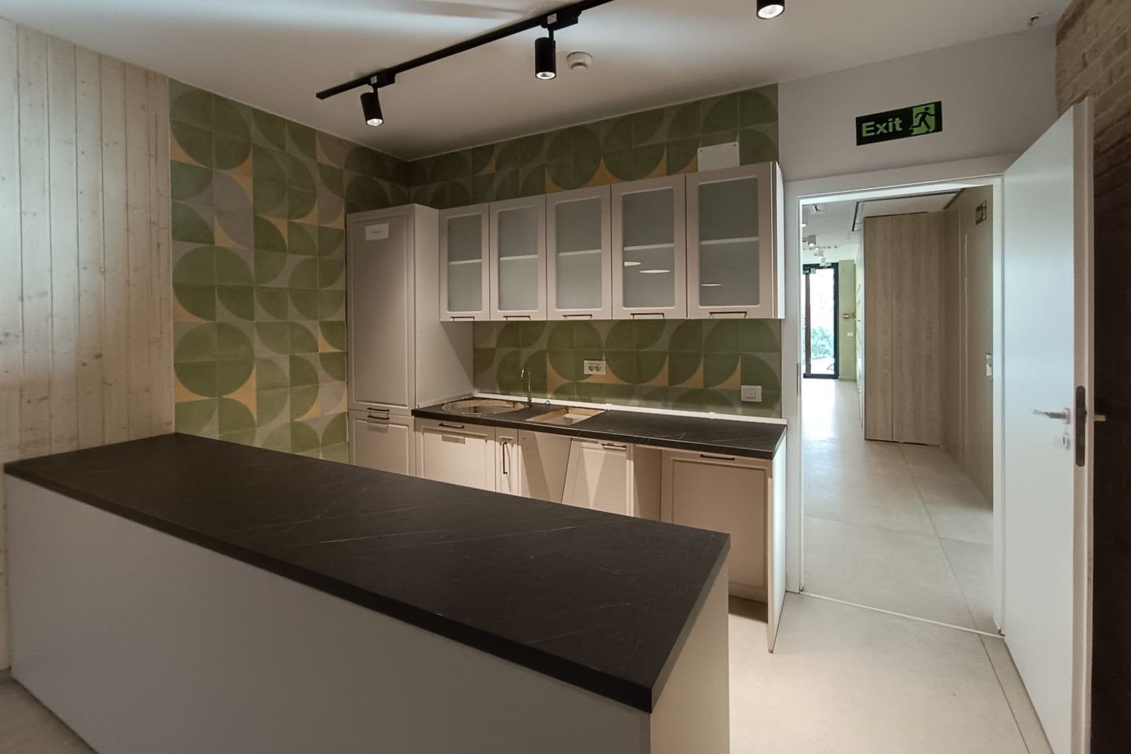 Inchiriem spatiu comercial 202 mp zona Coresi - Poză 17