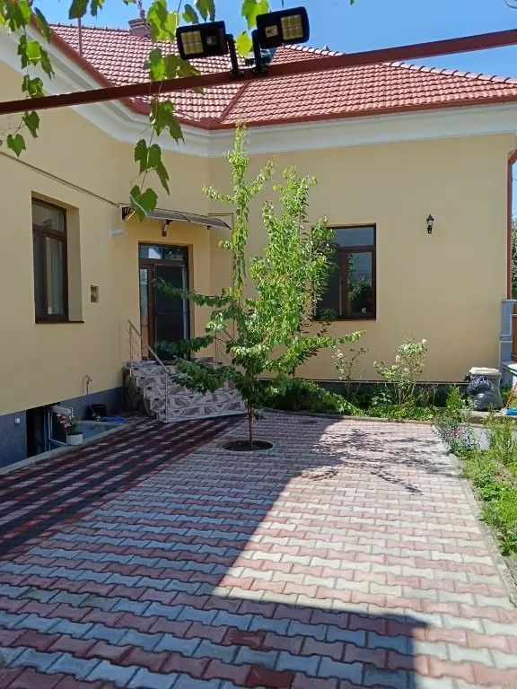 Casă 5 camere, 3 bai,2 bucătării, 200 mp utili, 370 mp teren - Poză 12