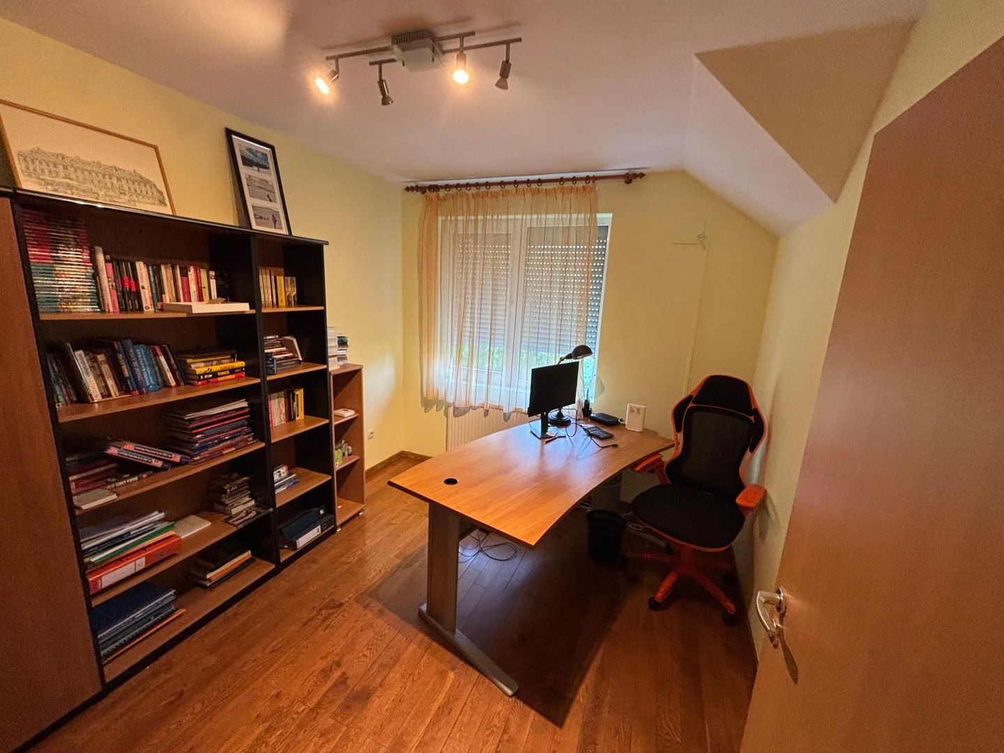 Vila deosebita aproape de padure - Poză 29