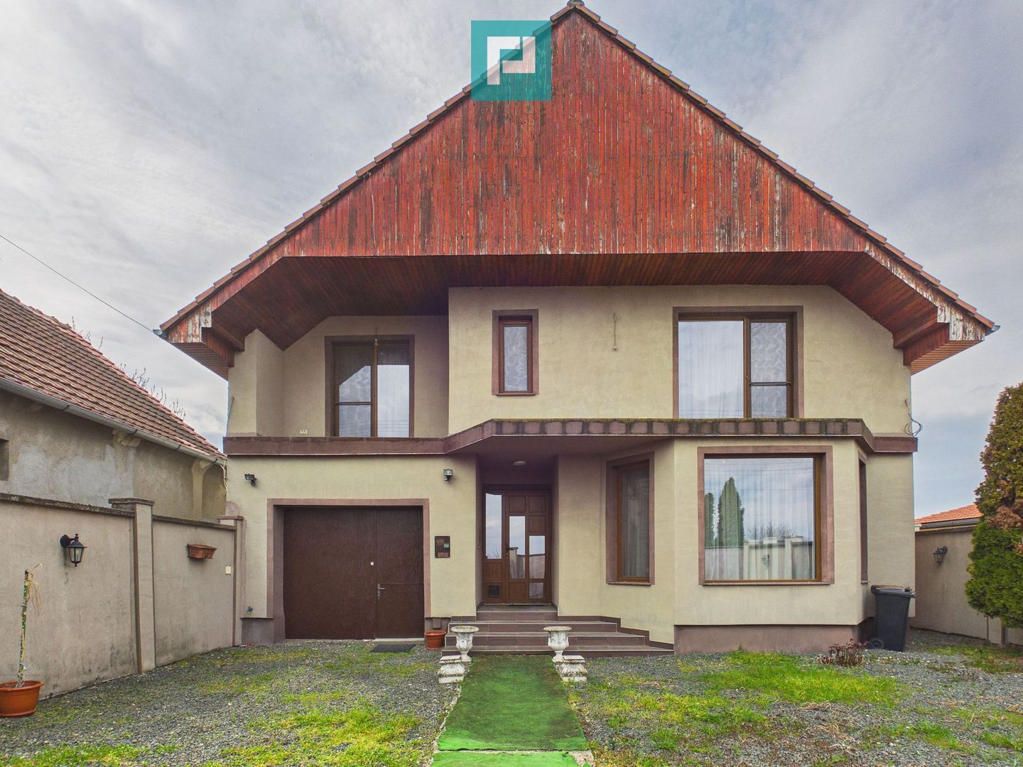 Casă spațioasă în Sântana - Poză 1