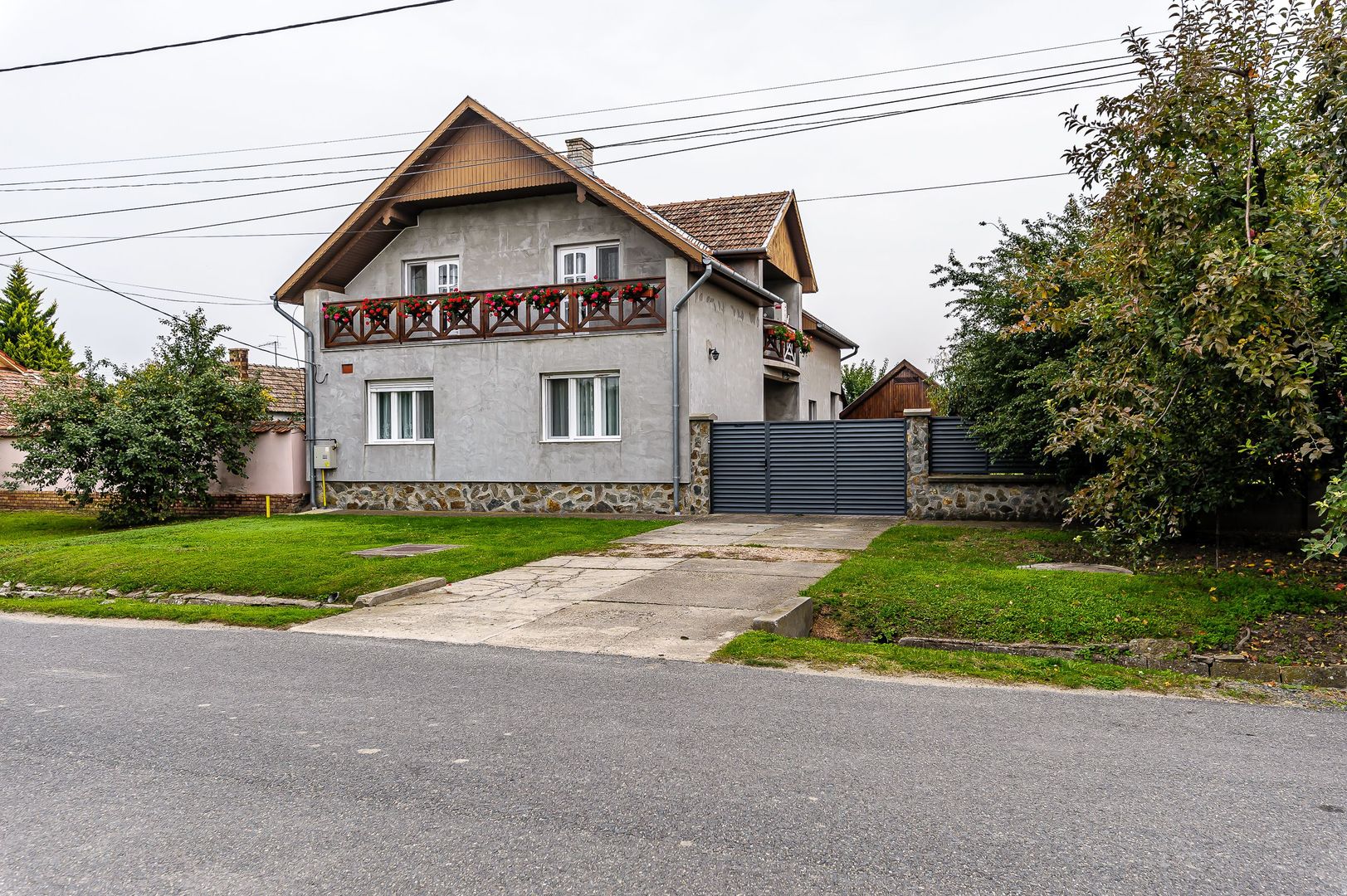 Casă cu 4 camere la cheie, nouă, în Nădlac * zona Centru - Poză 1
