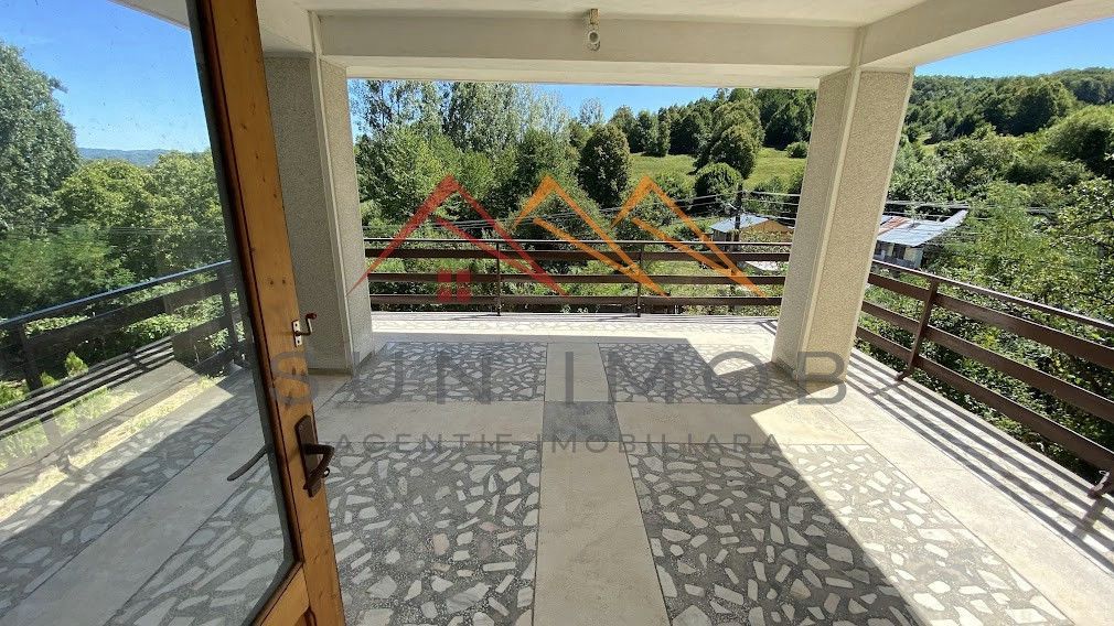 Vila de vanzare, teren 3100 mp, 7 camere, 6 grupuri sanitare, 3 CT, an 1997 - Poză 25