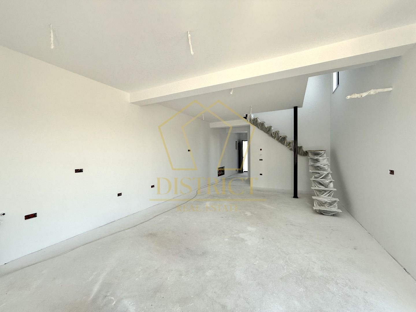 Duplex premium 4 camere, 2 balcoane | Covaci - Poză 1