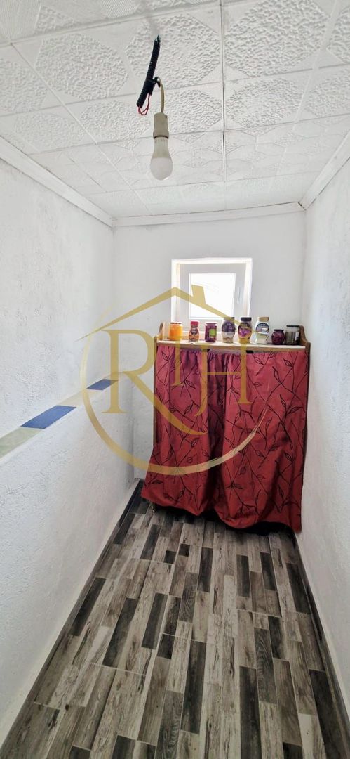 Vand casa recent renovata cu 900 mp curte si gradina in Carpinis - Poză 10