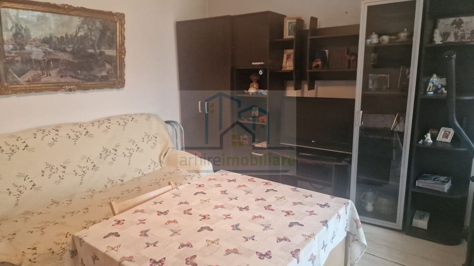 Apartament 3 camere, decomandat , etajul 1/10 - Poză 2