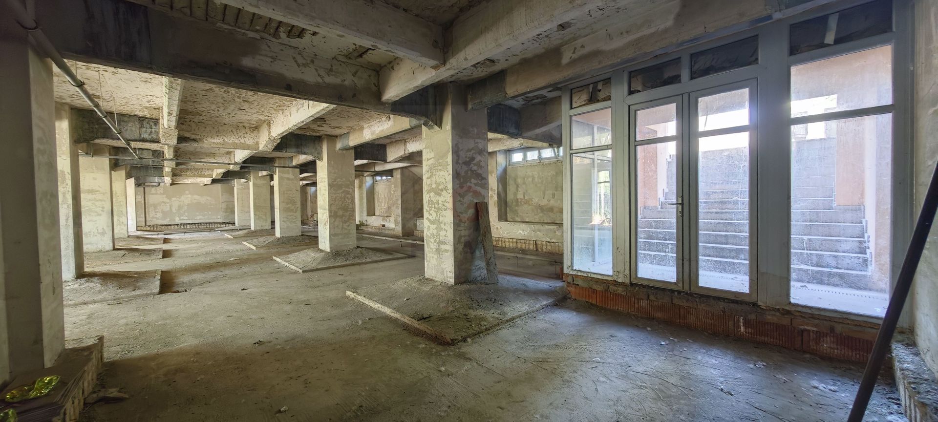 SAD 381 mp utili,  Complex Studentesc, vizibilitate excelenta. - Poză 1