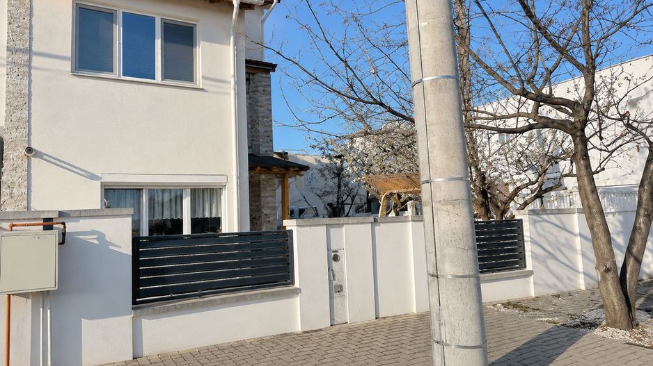 Duplex Spațios cu 3 Dormitoare și Curte Amenajată | - Poză 7
