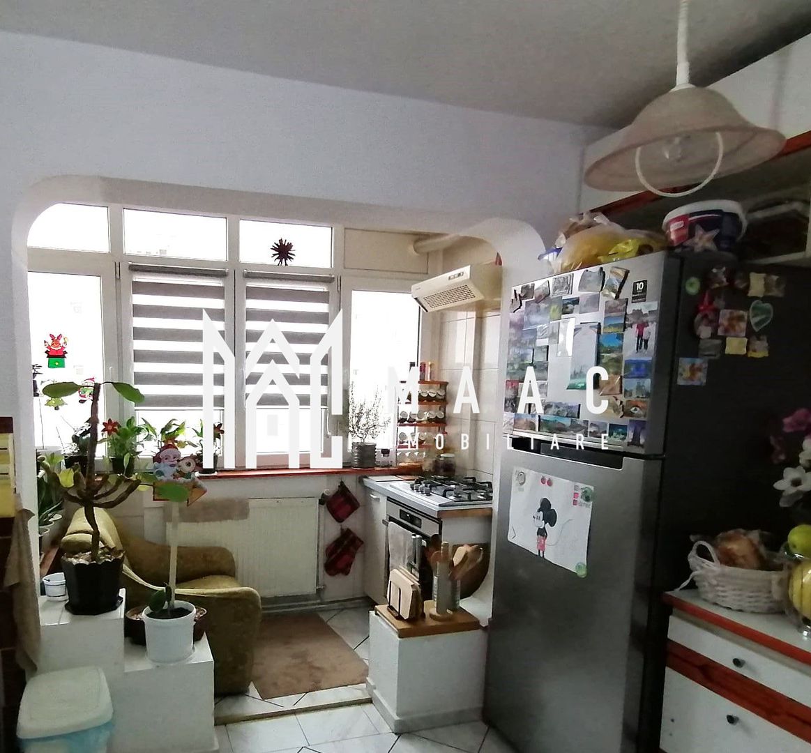 Apartament 3 camere I Decomandat I Zona Vasile Aaron - Poză 2