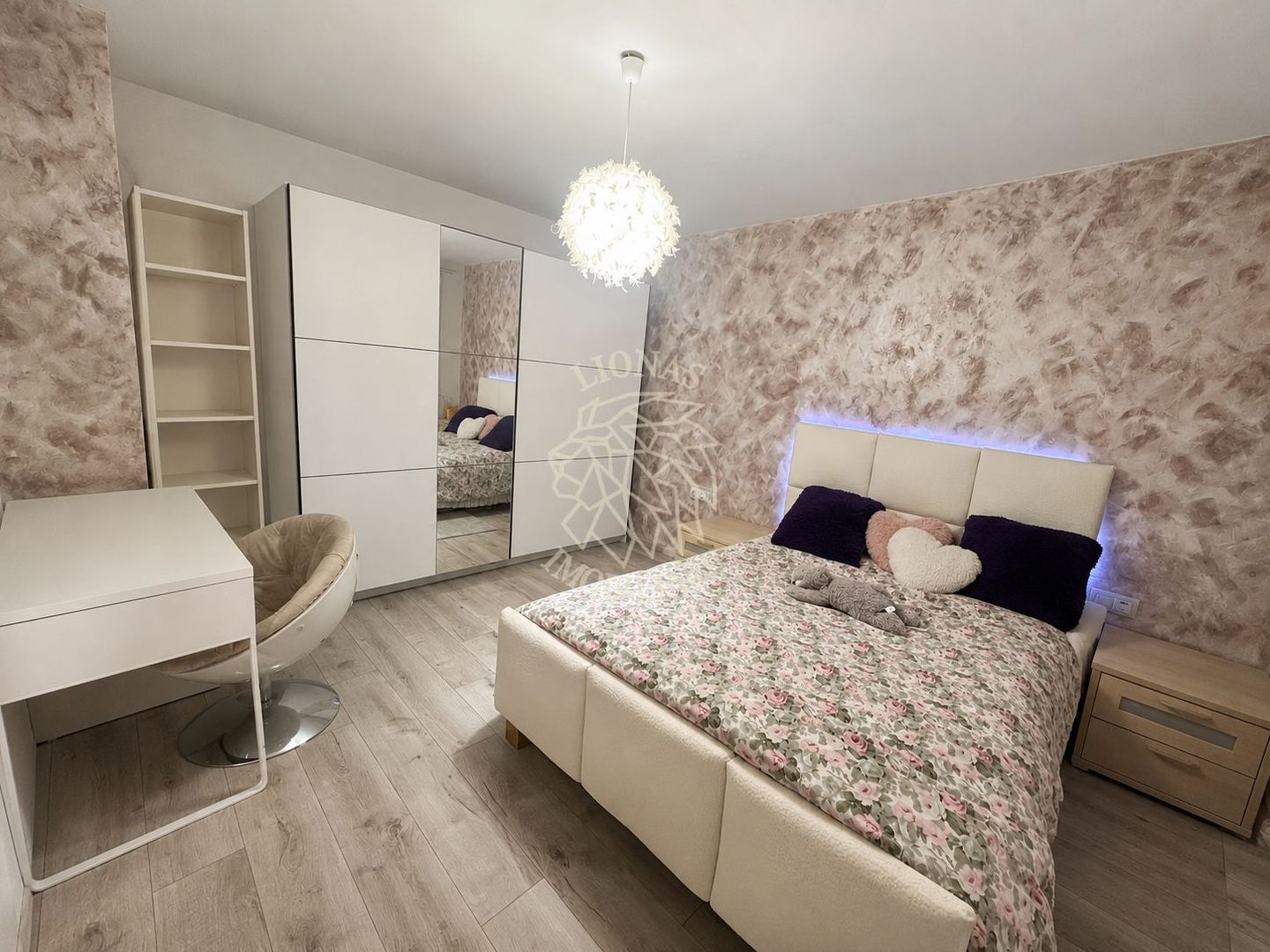 Apartament Modern 3 camere-renovat-curte, pod-Ultracentral - Poză 1