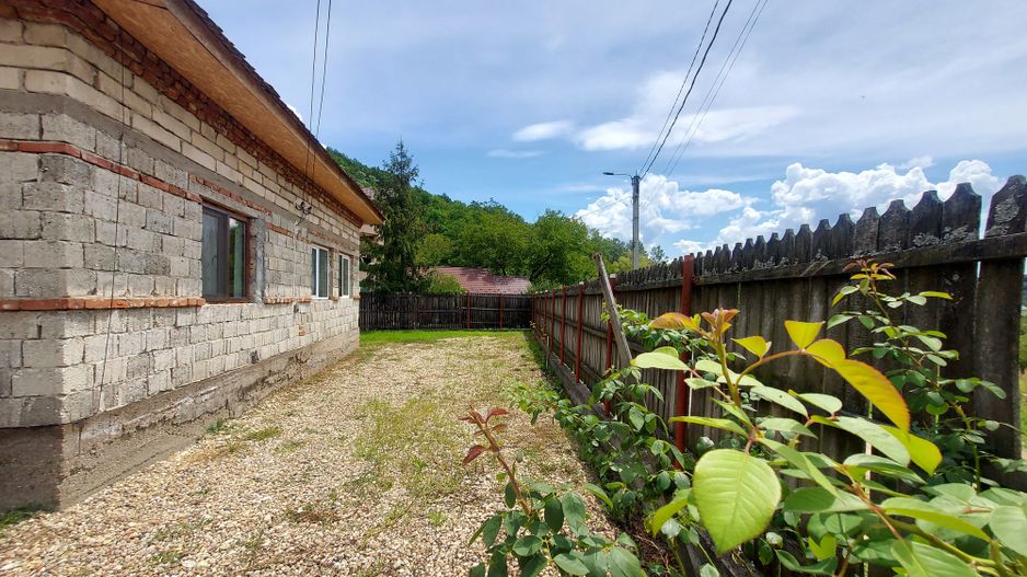 Casa de terminat in Bascov-Valea Ursului, Strada Salcamilor - Poză 5
