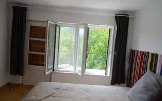 Casa renovata la tara complet -mobilata si utilata - Poză 15