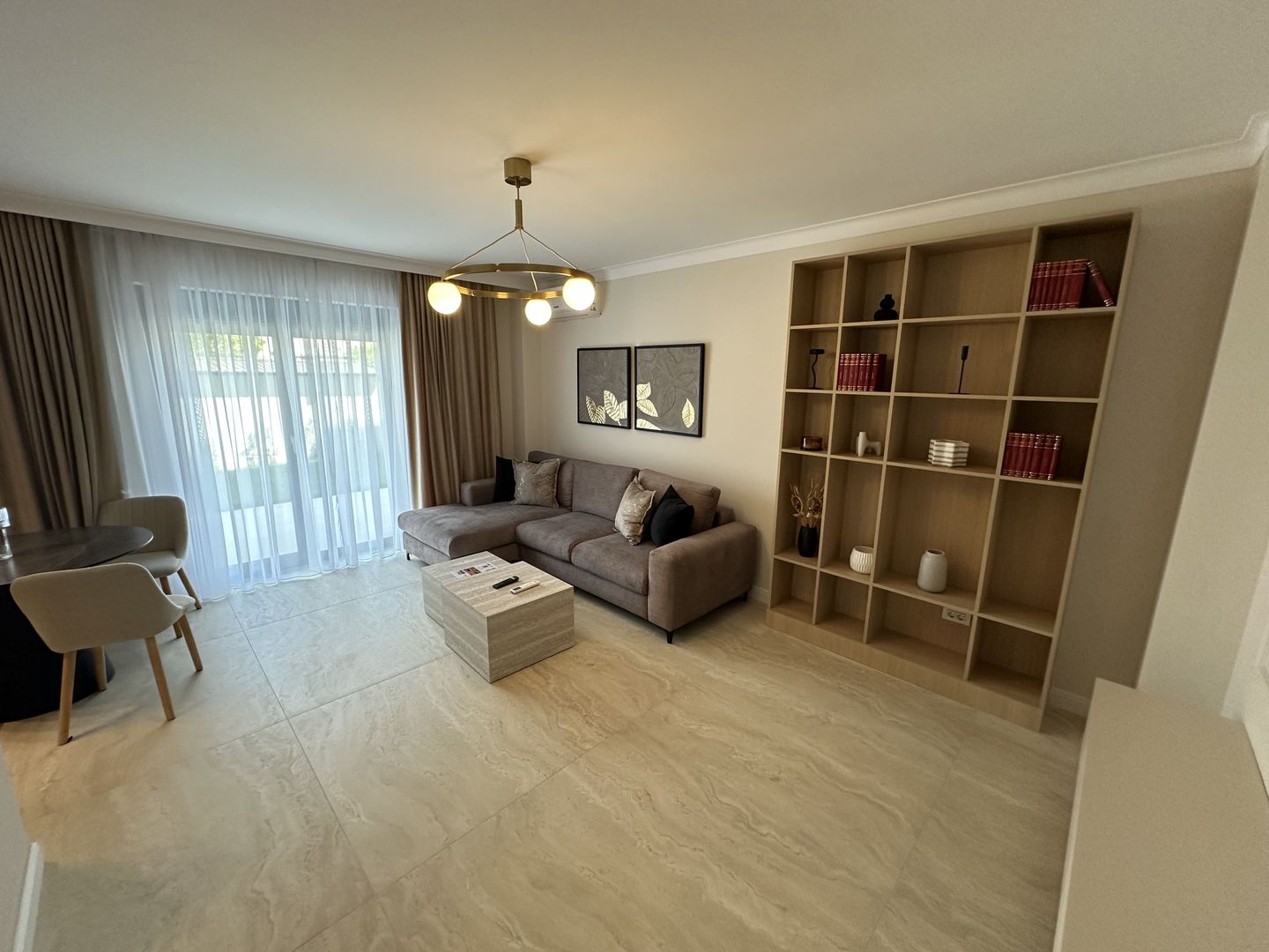 Apartment deosebit cu curte proprie se vinde complet mobilat - Poză 7