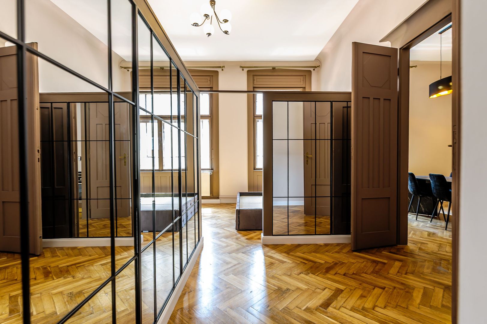 Apartament ULTRACENTRAL cu 3 camere, la cheie, renovat recent - Poză 1