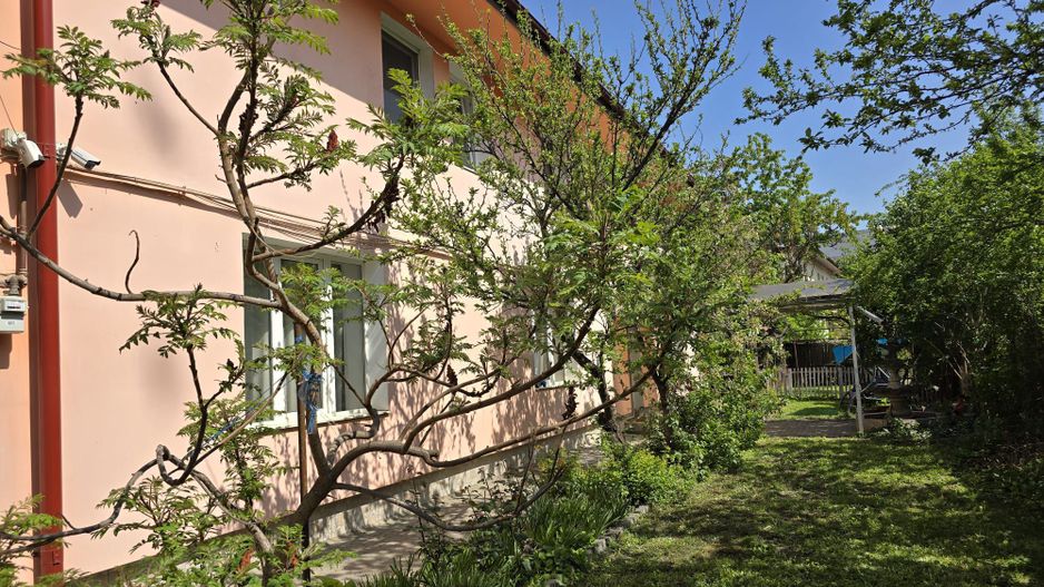Casă cu grădină in zonă centrală - Poză 1