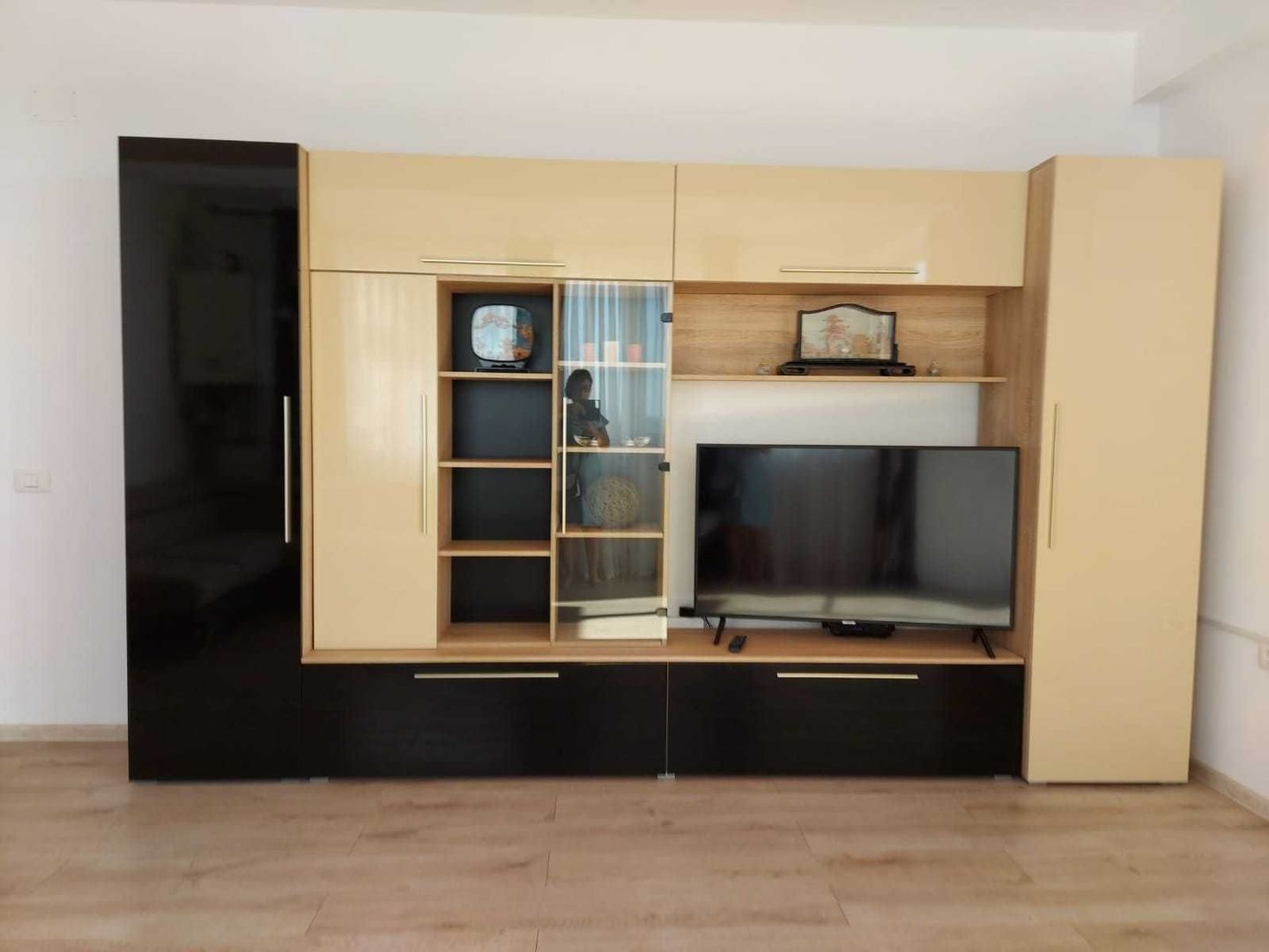 APARTAMENT 2 CAMERE – ZONA SCAFANDRI – VEDERE SUPERBĂ CĂTRE PORT - Poză 1