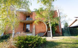 1/2 Duplex avangardist, la rosu, in Mosnita Noua - Poză 3