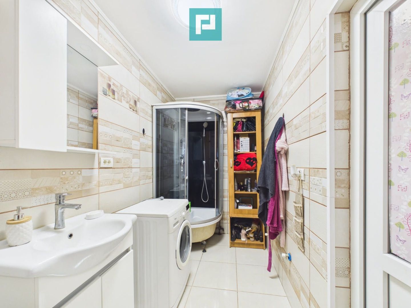 Casă P+E cu două apartamente, zona Drăgășani - Poză 12