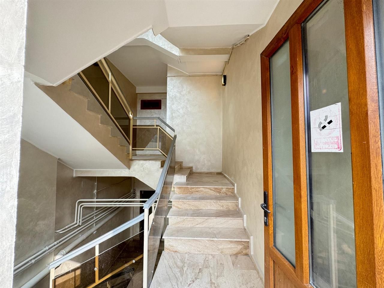 Spatii comerciale moderne de inchiriat, in cladire recent renovata - Poză 18