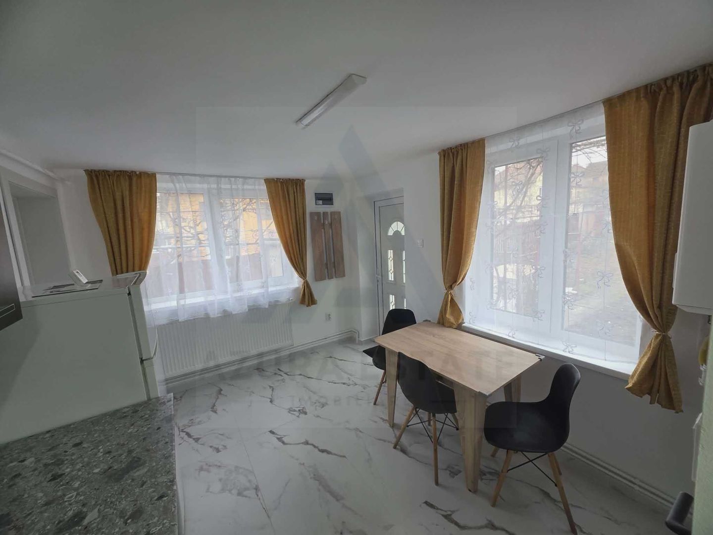 Garsoniera moderna la casa cu curte prima inchiriere in zona Strand - Poză 1