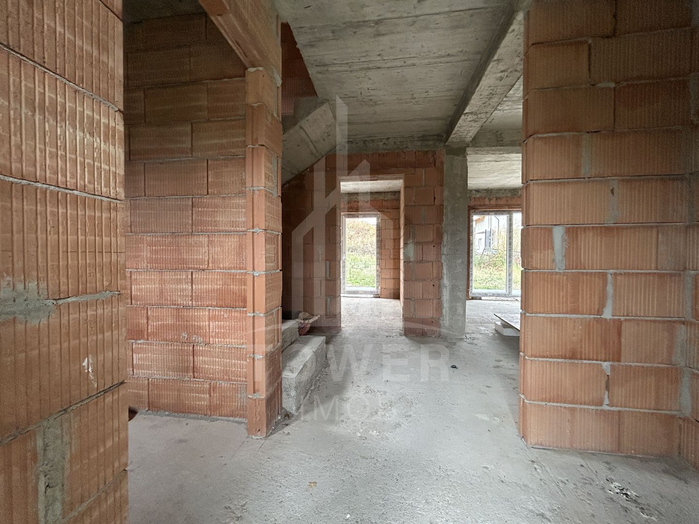 Casă Parter+Etaj– la roșu în interior, la cheie în exterior – Selimbar - Poză 1