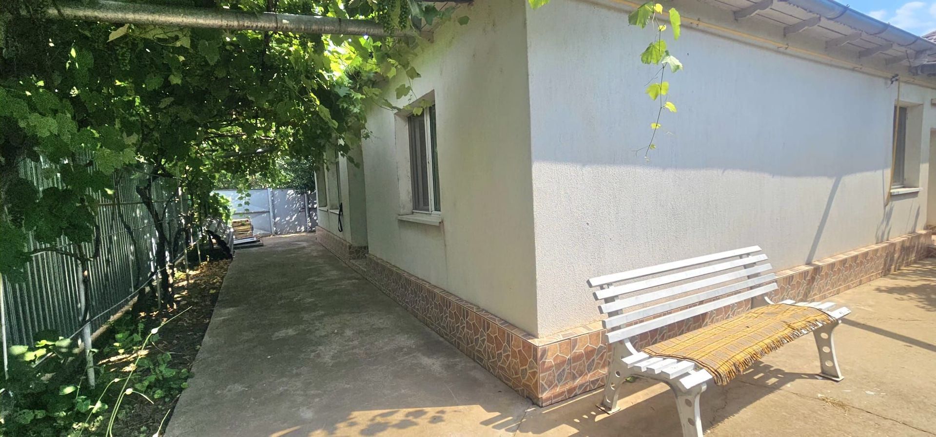 Casa la sol cu teren 1055 mp si livada - Vanatori, Galati - Poză 4