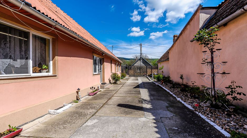 Proprietate vândută Casă spațioasă cu teren generos in Ghioroc - Poză 8