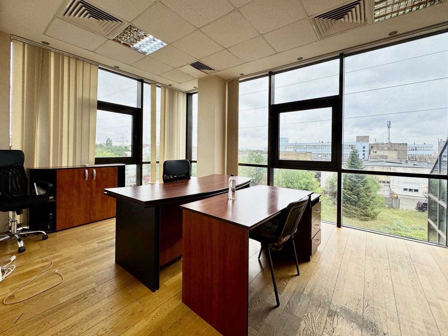 Spațiu pentru birouri langa Funshop Buziașului - Poză 2