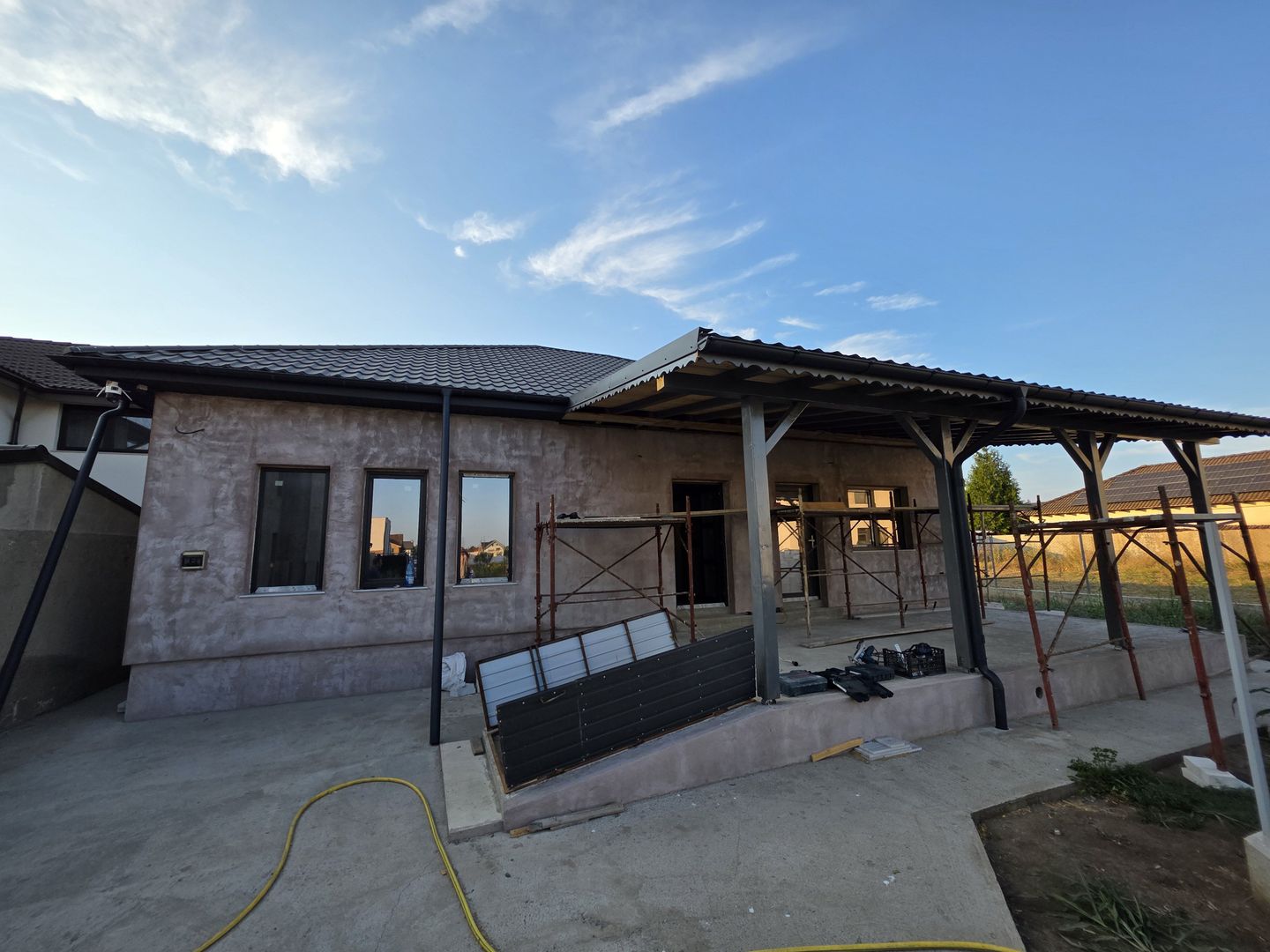 CASĂ NOUĂ – CUMPĂNA | 610 MP TEREN | UTILITĂȚI | STRADĂ ASFALTATĂ - Poză 1