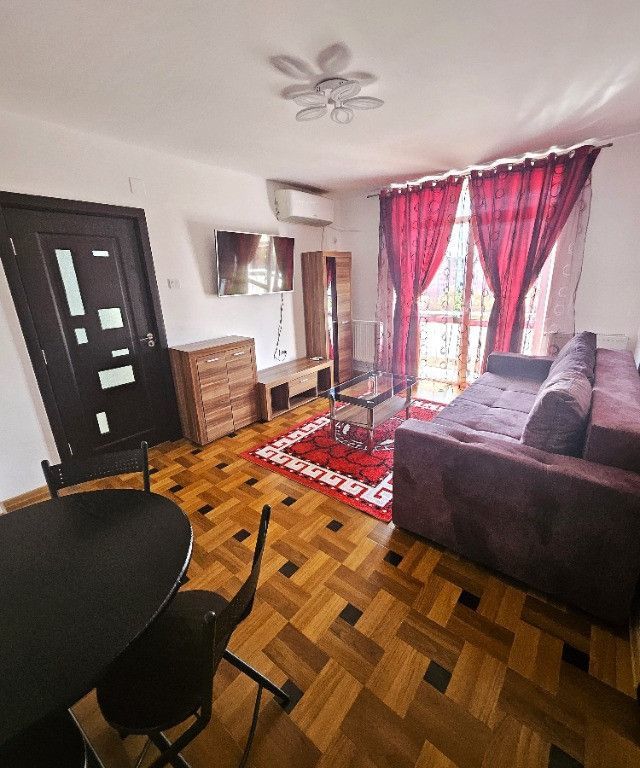 APARTAMENT RENOVAT METROU ZONA GARA DE NORD - Poză 1