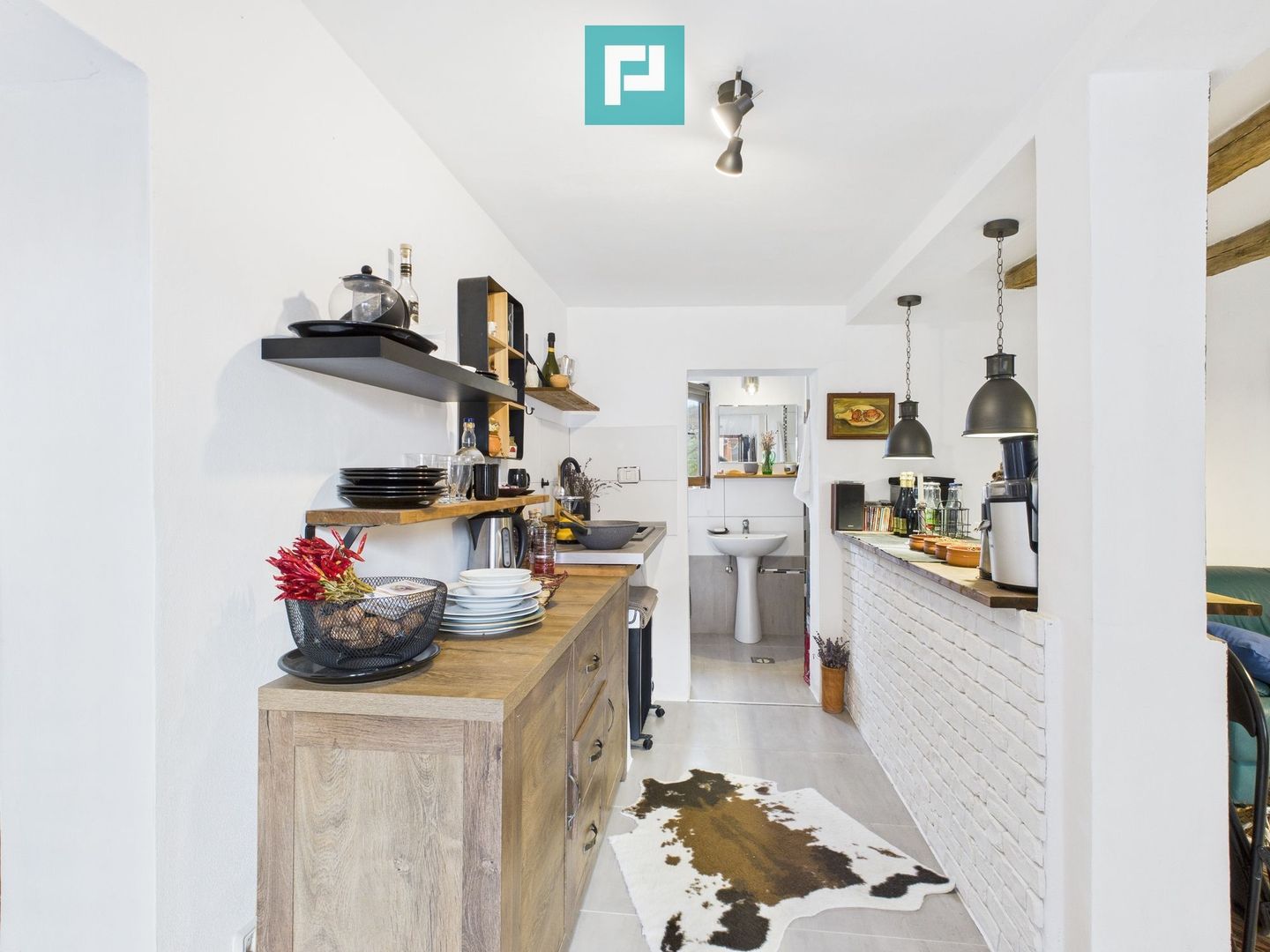 Casă renovată în localitatea Comănești, Arad - Poză 12