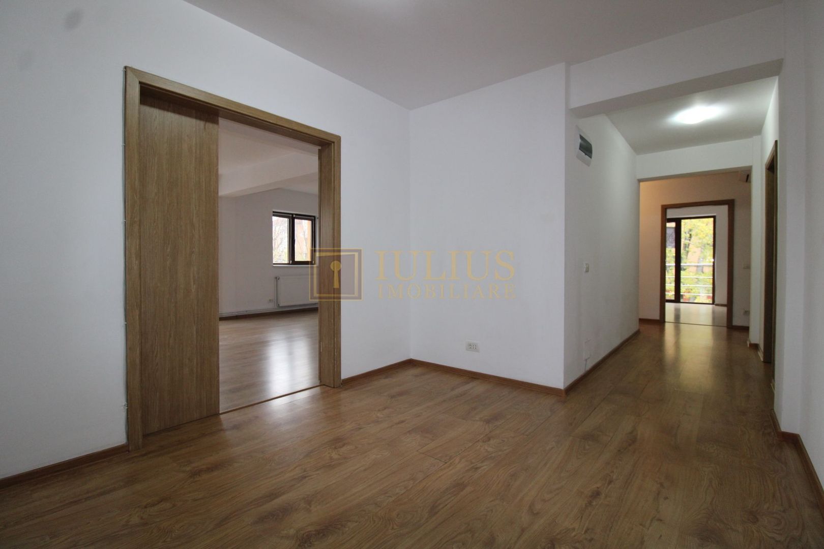 8 incaperi, 2 bai, centrala proprie, 3 locuri de parcare; Lipovei. - Poză 25