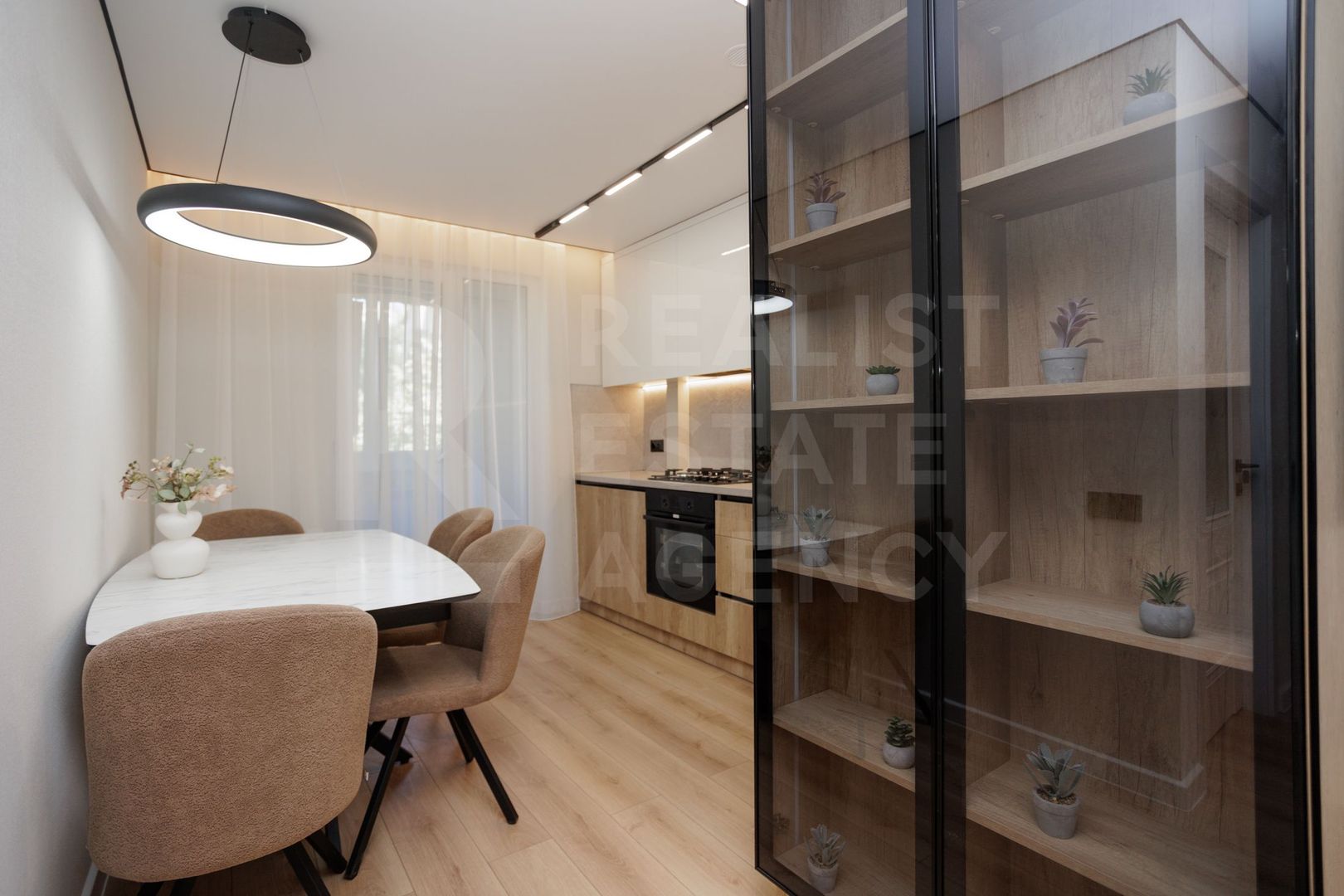 Vânzare, apartament 3 camere + living 71 mp, str. Cornului, Buiucani - Poză 2