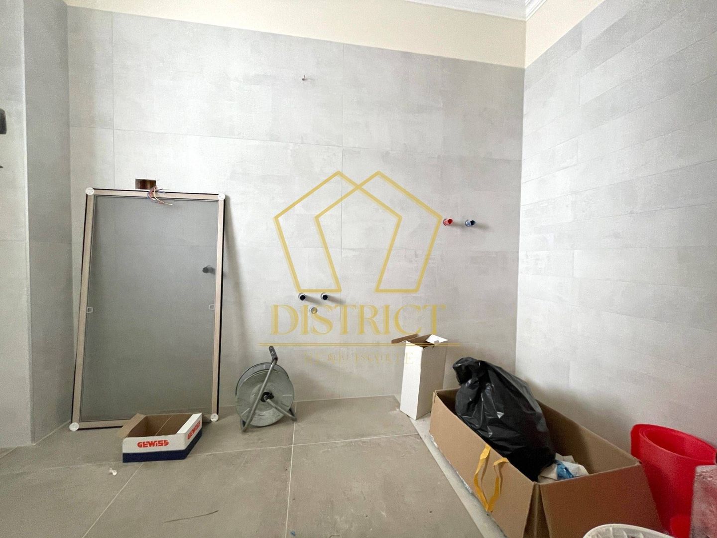 Casa despărțită prin garaj cu 5 camere | Giroc - Poză 13