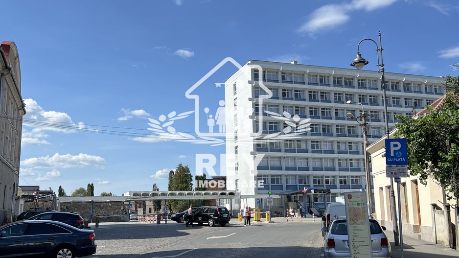 Patru spatii comerciale + locuinta + teren construibil / zona Centrala - Poză 2