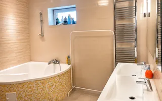 VILĂ DE EXCEPȚIE CU PISCINĂ ȘI GRĂDINĂ DE 1.385 MP | MOGOȘOAIA - Poză 25