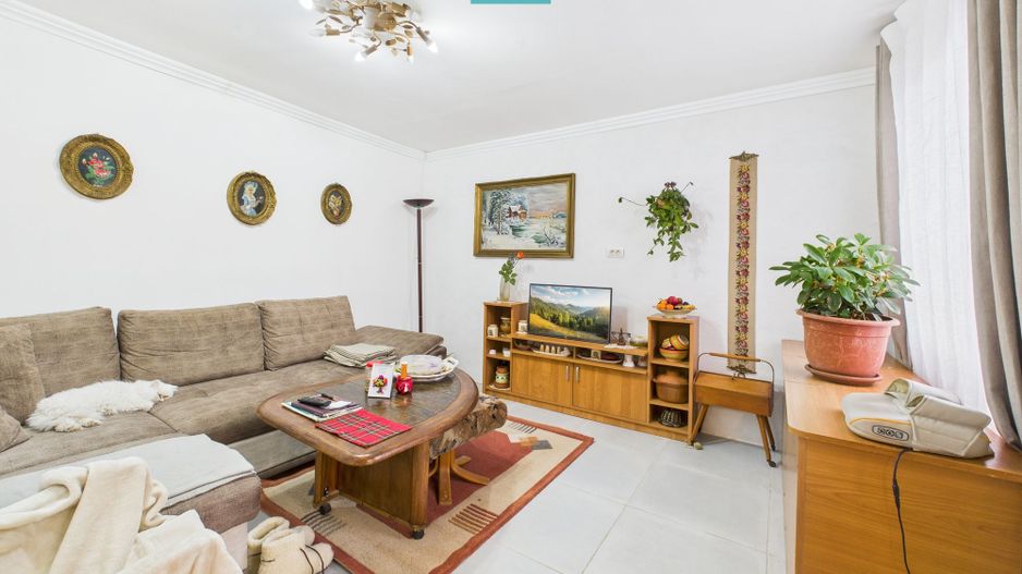 Casă renovată în localitatea Comănești, Arad - Poză 18