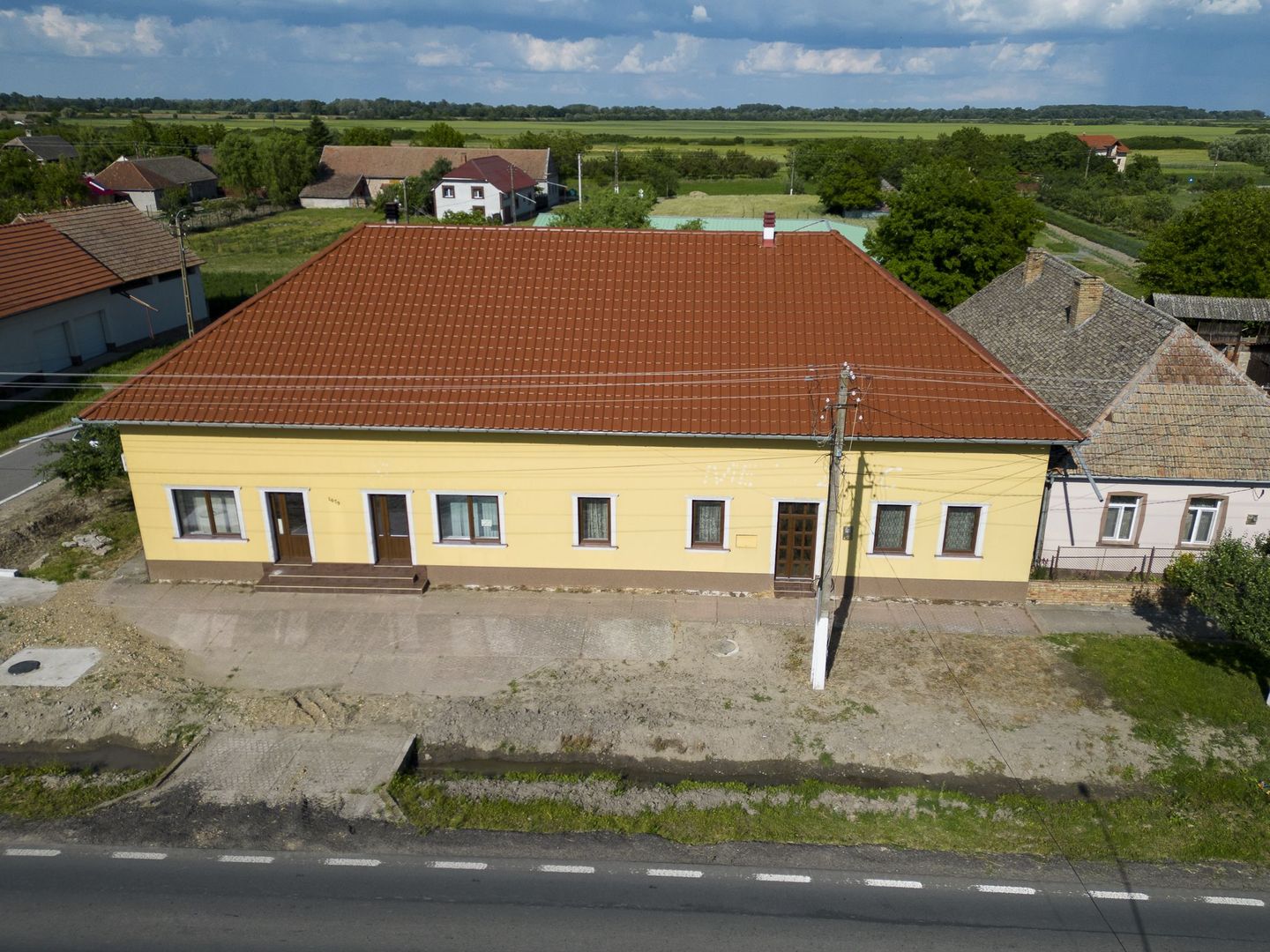 Clădire cu 5 camere cu teren și hală în Cenad - Poză 1