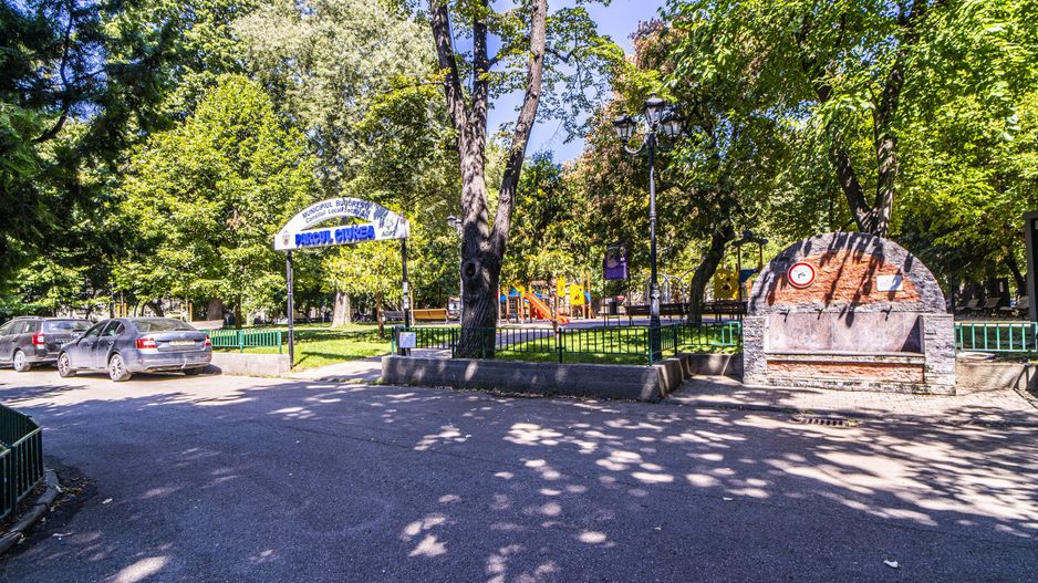 Vatra Luminoasa, bloc caramida reabilitat, parter inalt, renovat, parc - Poză 7