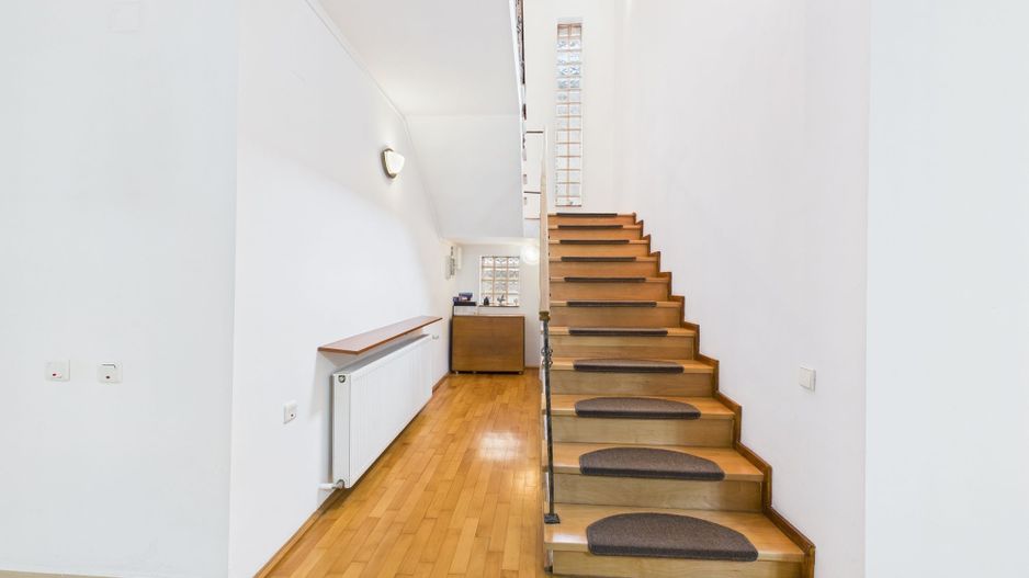 Casă spațioasă în Popești-Leordeni - Poză 2