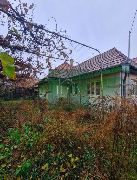 Casă cu teren de 1.000 m² – utilități complete, ideală pentru renovare - Poză 1